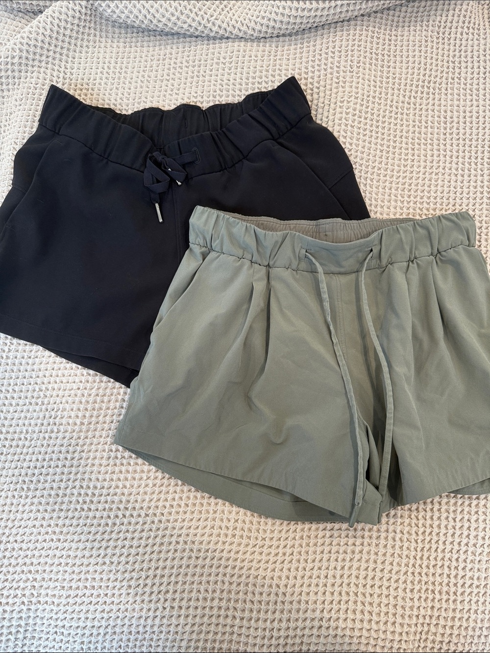 Lot of lululemon athletica Elastic-Waist Shorts black & green 4